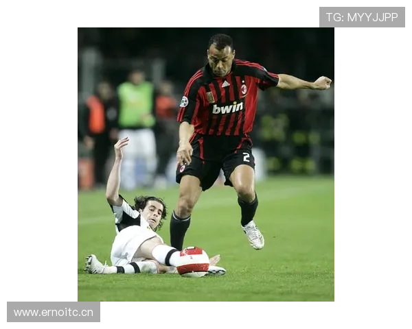 马尔蒂尼与卡福在边卫角色中出现战术分化：前者更倚重防守结构，后者更倾向进攻前置