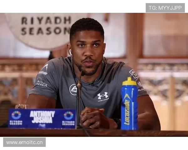 刚刷到安东尼·约书亚提着行李直接上私人直升机，我还在排队买早餐