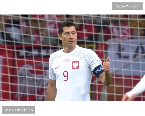 莱万每天五点起床练射门，老婆说他连做梦都在喊“传球！”